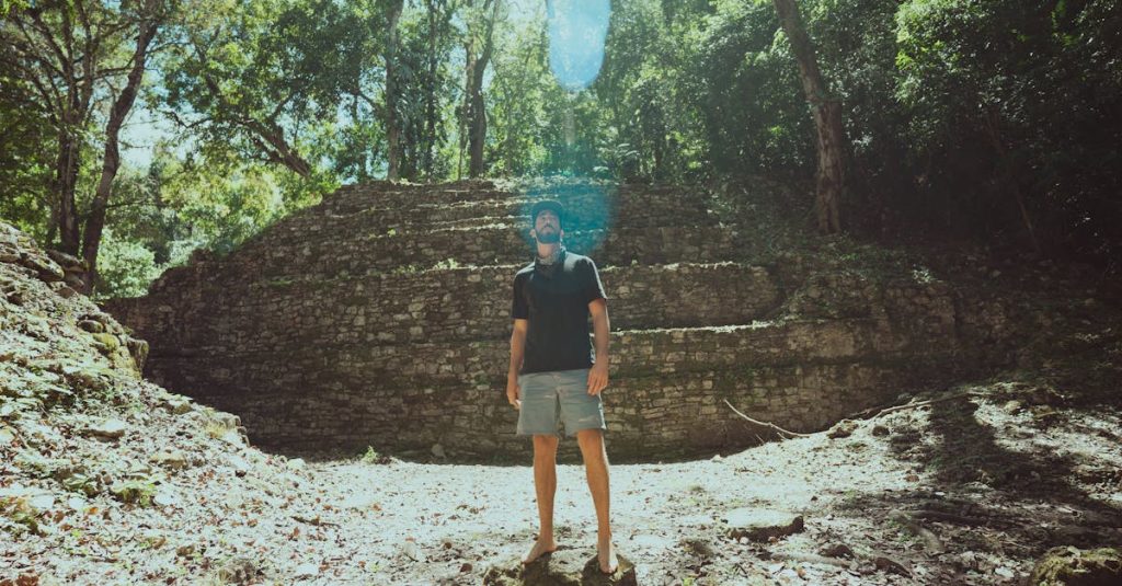 découvrez yaxha, un site archéologique fascinant du guatemala, riche en histoire maya et en paysages impressionnants.