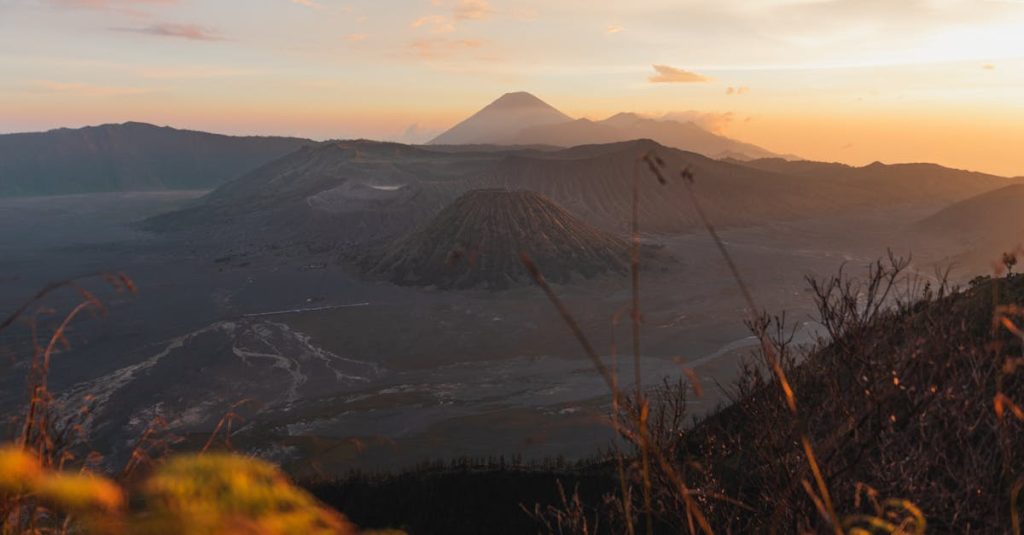 découvrez le volcan bromo, un site naturel spectaculaire situé en indonésie, célèbre pour ses paysages volcaniques époustouflants et ses levers de soleil inoubliables.