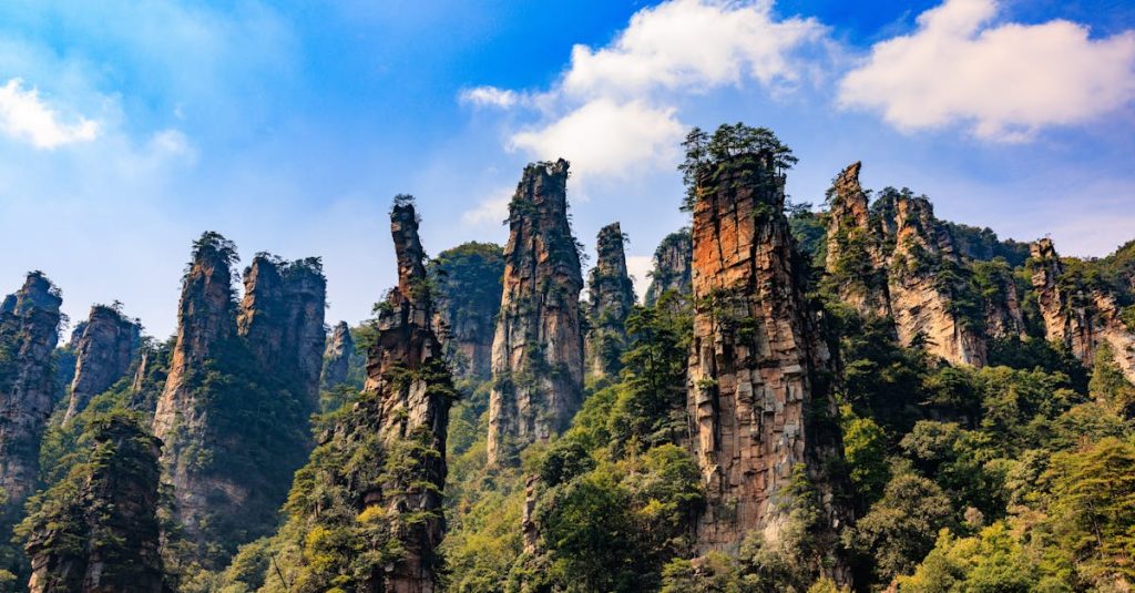 découvrez les montagnes tianzi, un site naturel spectaculaire en chine célèbre pour ses formations rocheuses uniques, ses paysages brumeux et sa biodiversité exceptionnelle.