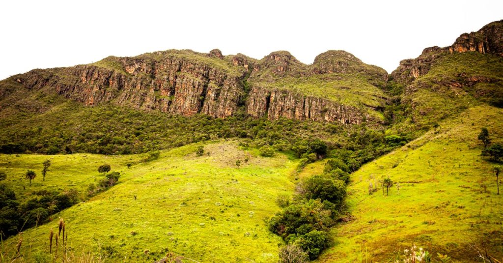 découvrez le plateau des bolovens, un haut lieu du sud du laos réputé pour ses paysages magnifiques, ses plantations de café et sa riche culture ethnique.