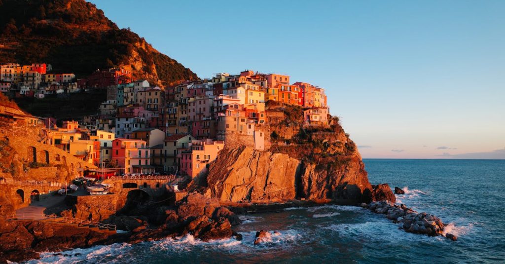 découvrez les cinque terre, un ensemble pittoresque de cinq villages colorés en bord de mer en italie, célèbre pour ses paysages époustouflants, ses sentiers de randonnée et sa cuisine méditerranéenne authentique.