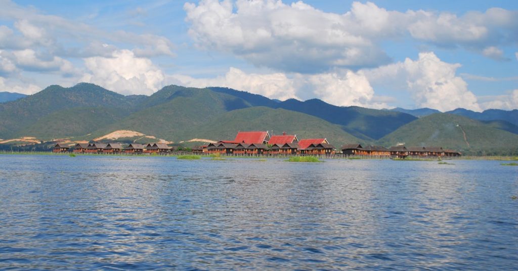 découvrez le lac inlé, un joyau naturel du myanmar, célèbre pour ses paysages époustouflants, ses villages flottants et sa culture unique.