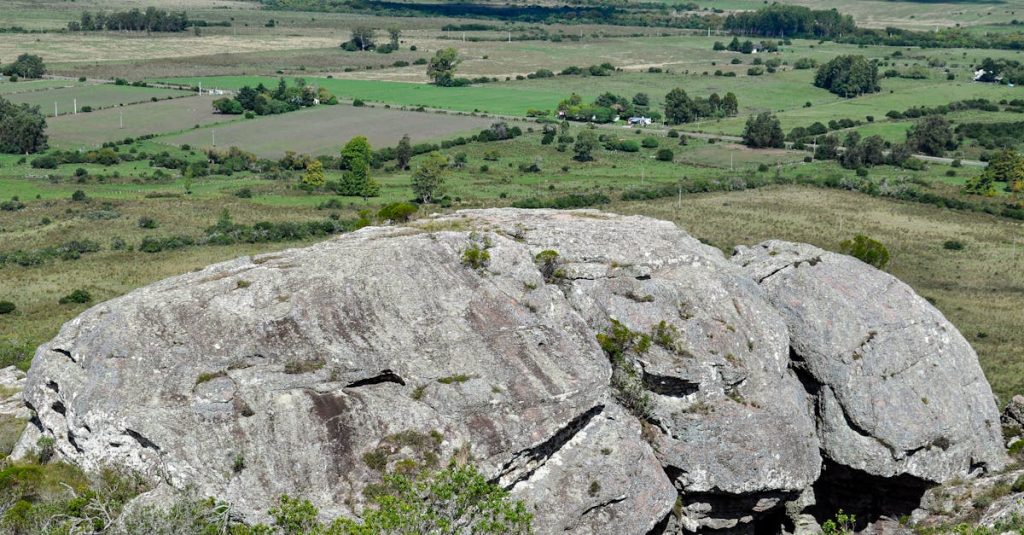 découvrez les mogotes, formations rocheuses impressionnantes typiques des paysages karstiques, idéales pour les amateurs de nature et de géologie.