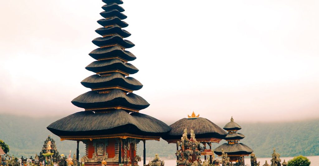 découvrez munduk et bedugul à bali : des paysages naturels époustouflants, des lacs sereins et des plantations luxuriantes pour une aventure inoubliable en indonésie.