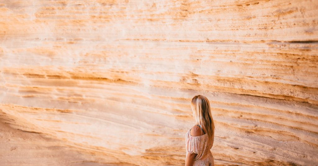 découvrez la scala dei turchi, impressionnante falaises blanches en sicile, un site naturel unique offrant des paysages magnifiques et une mer turquoise.