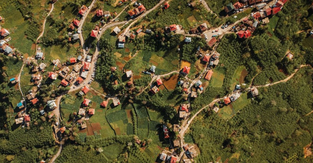 découvrez le village traditionnel de tenganan, un trésor culturel balinais préservant ses anciennes coutumes et son artisanat unique.