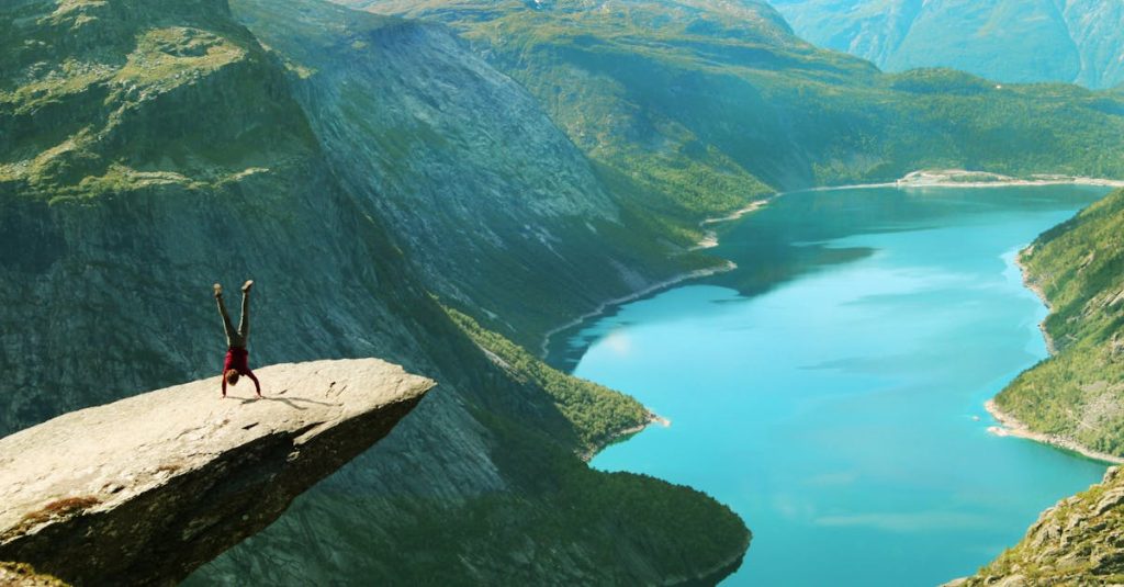 découvrez trolltunga, l'une des formations rocheuses les plus impressionnantes de norvège, offrant des vues spectaculaires et une expérience de randonnée inoubliable.