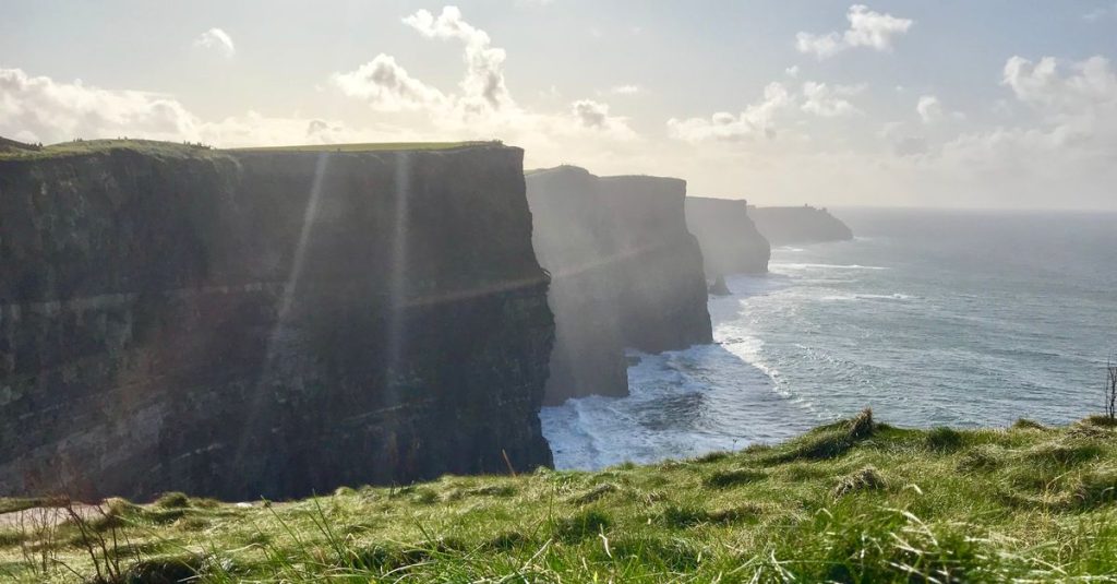 découvrez les falaises de moher, une merveille naturelle spectaculaire en irlande offrant des vues panoramiques à couper le souffle sur l'océan atlantique.