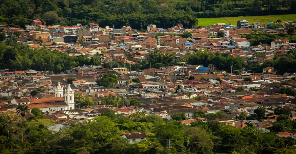 Découvrir filandia en colombie : un charme authentique entre nature et culture 7 découvrez filandia, un charmant village colombien réputé pour son architecture colorée, sa culture authentique et ses paysages pittoresques parfaits pour une escapade inoubliable.