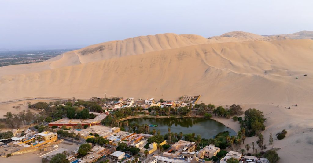 découvrez huacachina, une oasis unique au cœur du désert péruvien, idéale pour l'aventure, le sandboard et des paysages à couper le souffle.