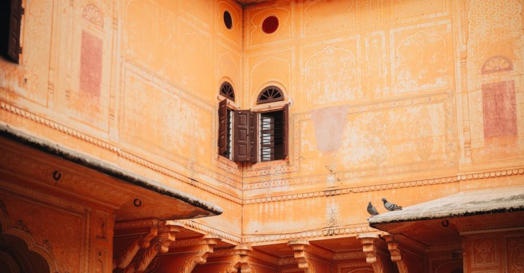 découvrez jaipur, la ville rose de l'inde, célèbre pour ses palais majestueux, son riche patrimoine culturel et ses marchés colorés.