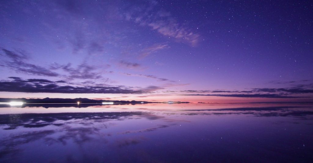 Découvrir le salar de uyuni en bolivie : un désert de sel spectaculaire 2 découvrez le salar de uyuni, le plus grand désert de sel au monde en bolivie, un site naturel spectaculaire offrant des paysages à couper le souffle et une expérience unique.