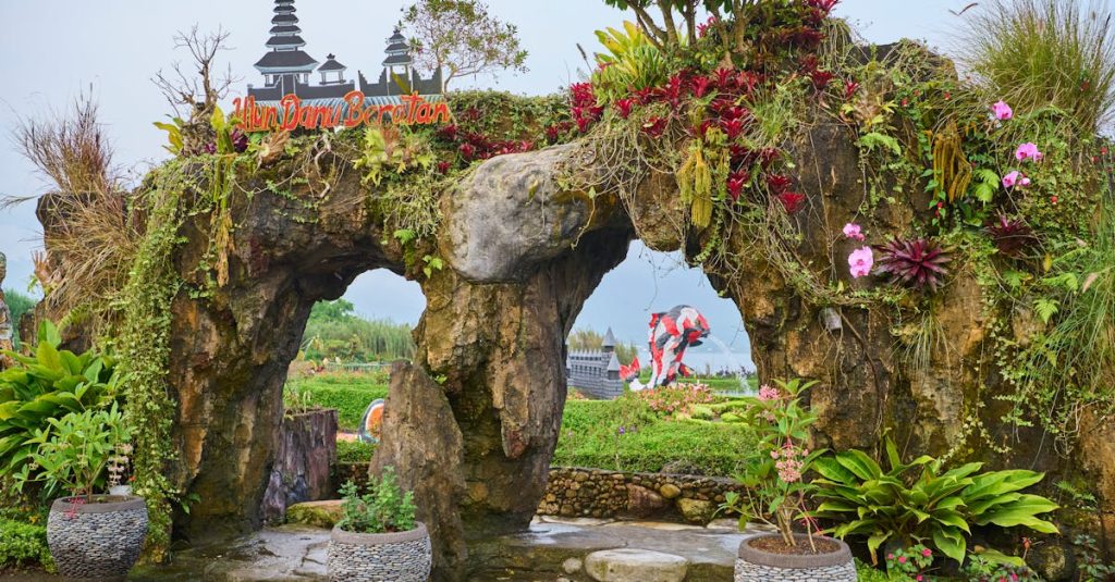 découvrez tirta gangga, le célèbre palais de l'eau emblématique de bali, offrant des paysages magnifiques et des bassins enchanteurs pour une expérience inoubliable.