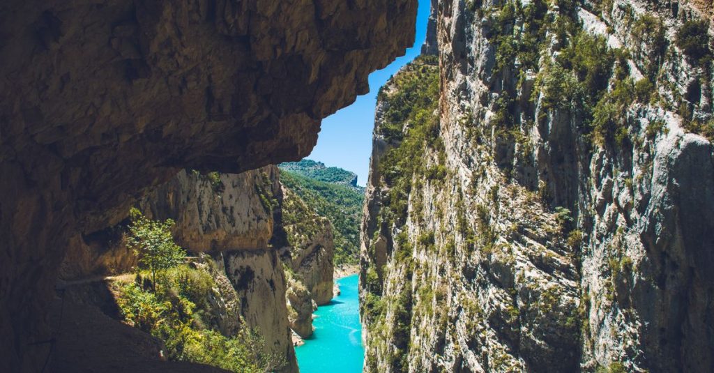 Découvrir les merveilles naturelles des gorges du verdon en france 4 découvrez les gorges du verdon, un site naturel exceptionnel réputé pour ses paysages grandioses, ses activités de plein air comme la randonnée, le kayak et l'escalade, idéal pour les amoureux de nature et d'aventure.
