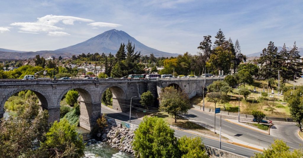 Découvrez les merveilles d'arequipa au pérou et ses incontournables 5 découvrez arequipa, la ville blanche du pérou, célèbre pour son architecture coloniale, ses paysages volcaniques époustouflants et sa riche culture locale.