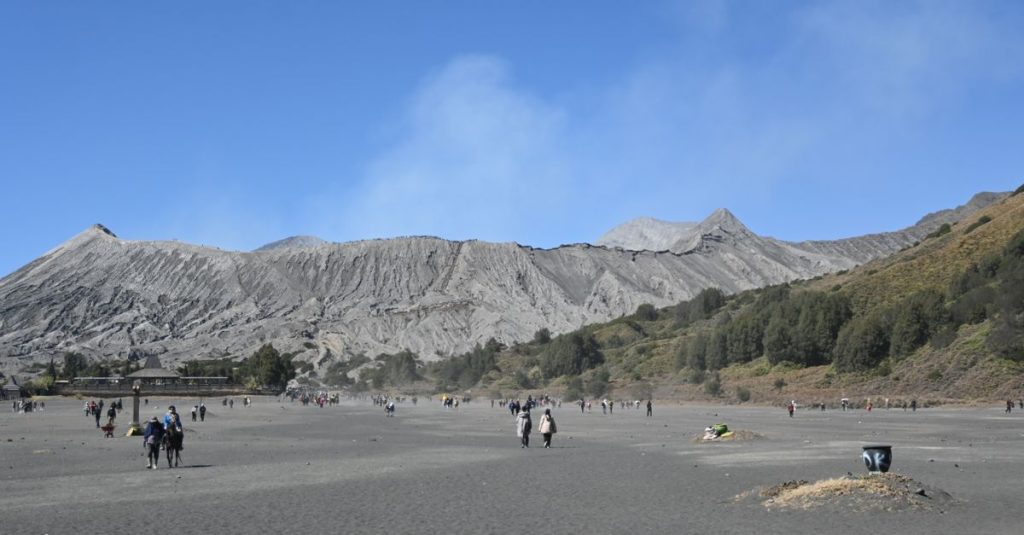 découvrez le volcan bromo, emblématique d'indonésie, célèbre pour ses paysages spectaculaires au lever du soleil et ses randonnées inoubliables.