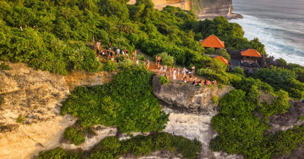 découvrez la péninsule de bukit uluwatu, un paradis tropical en indonésie réputé pour ses falaises spectaculaires, ses plages idylliques et ses temples culturels uniques.