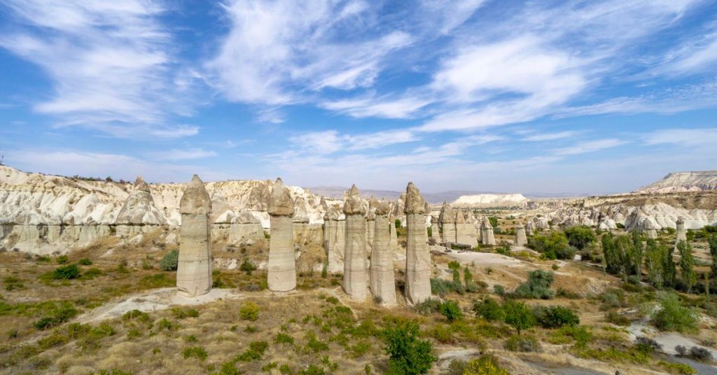 découvrez love valley en cappadoce, un site naturel emblématique célèbre pour ses formations rocheuses uniques et ses paysages romantiques, parfaits pour les amoureux et les aventuriers.