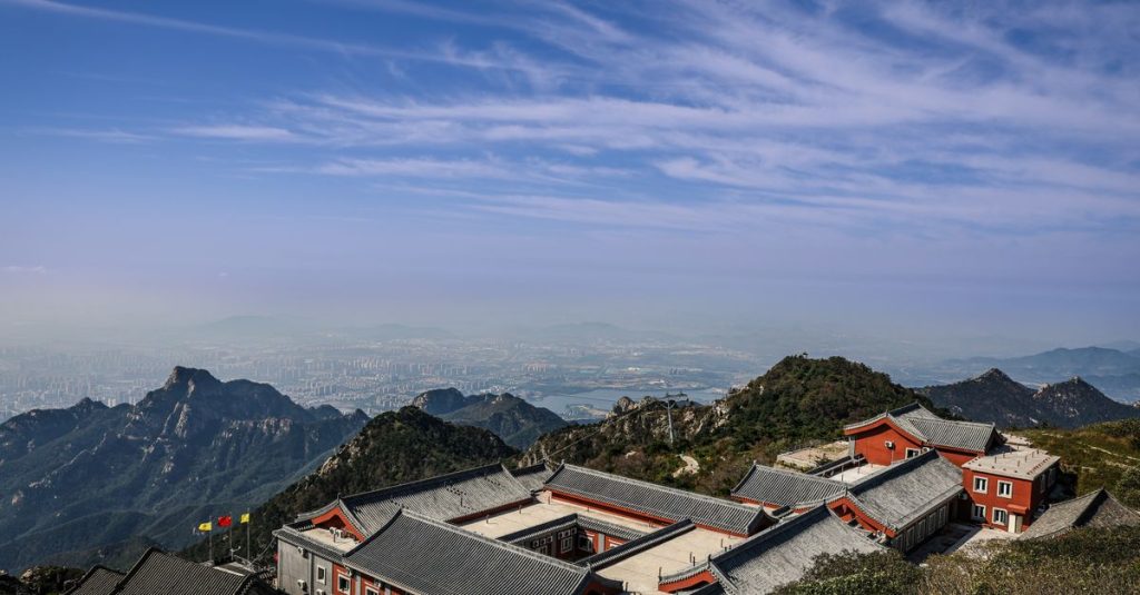 découvrez les temples du mont huashan, un site sacré et spectaculaire en chine, mêlant spiritualité, histoire et paysages à couper le souffle.