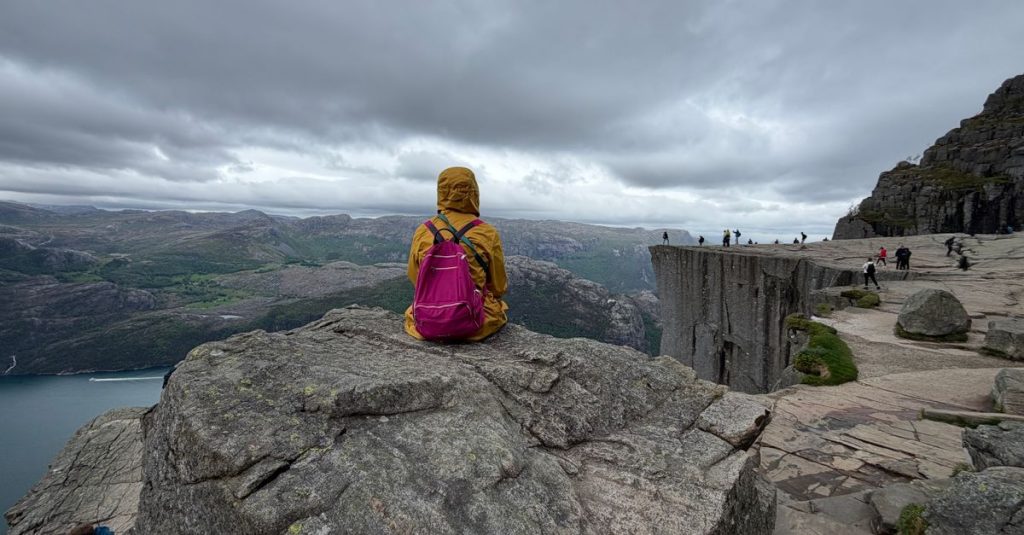 Découvrir la falaise preikestolen en norvège : un site naturel impressionnant 2 découvrez le preikestolen, une falaise emblématique en norvège offrant des vues spectaculaires sur le fjord de lyse. parfait pour les amateurs de randonnée et de paysages naturels à couper le souffle.