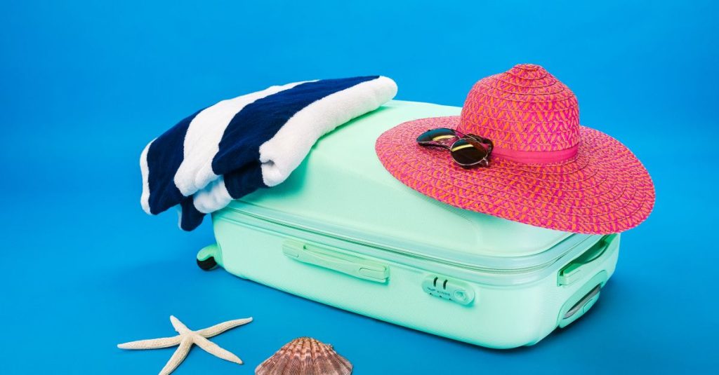 découvrez les essentiels à emporter dans votre sac de voyage pour un séjour organisé et sans stress. guide pratique pour ne rien oublier lors de vos déplacements.