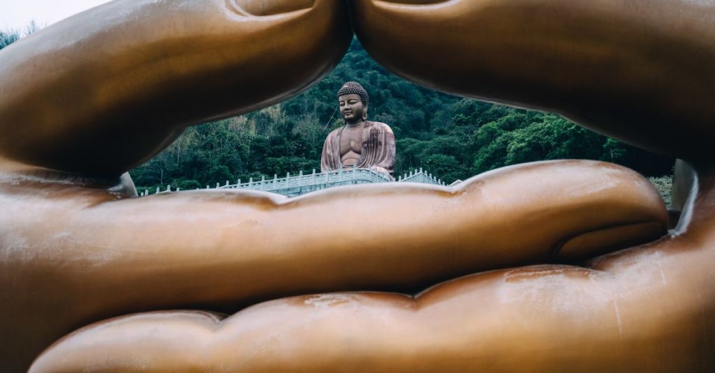 À la découverte du grand bouddha de leshan : histoire et visite 2 découvrez le bouddha de leshan, une impressionnante statue sculptée dans la montagne, symbole de paix et de spiritualité en chine.