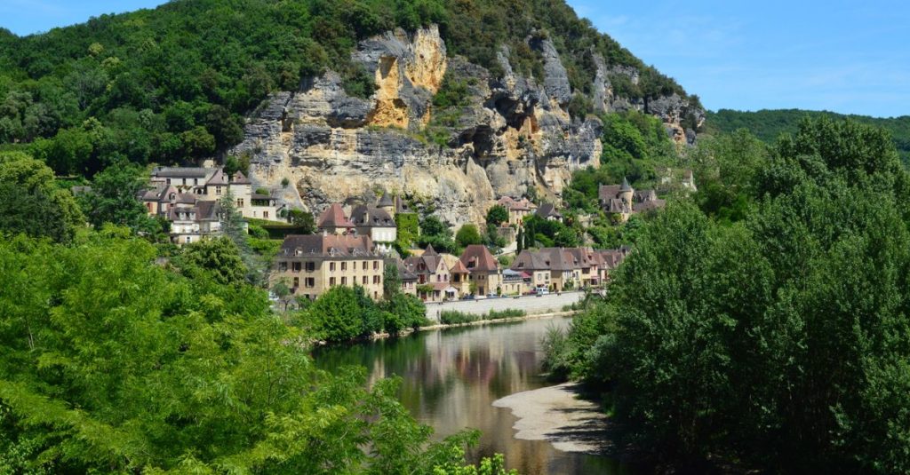 découvrez le périgord, région riche en histoire, gastronomie et paysages magnifiques, idéale pour des vacances authentiques en dordogne.