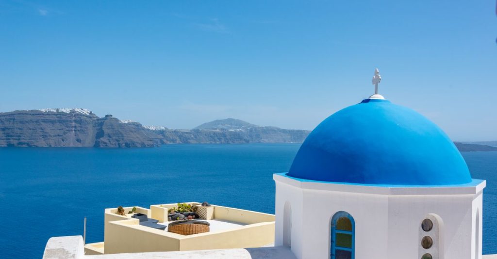 découvrez santorin, l'île grecque emblématique aux maisons blanches et toits bleus, ses couchers de soleil magnifiques, ses plages volcaniques et sa gastronomie méditerranéenne unique.