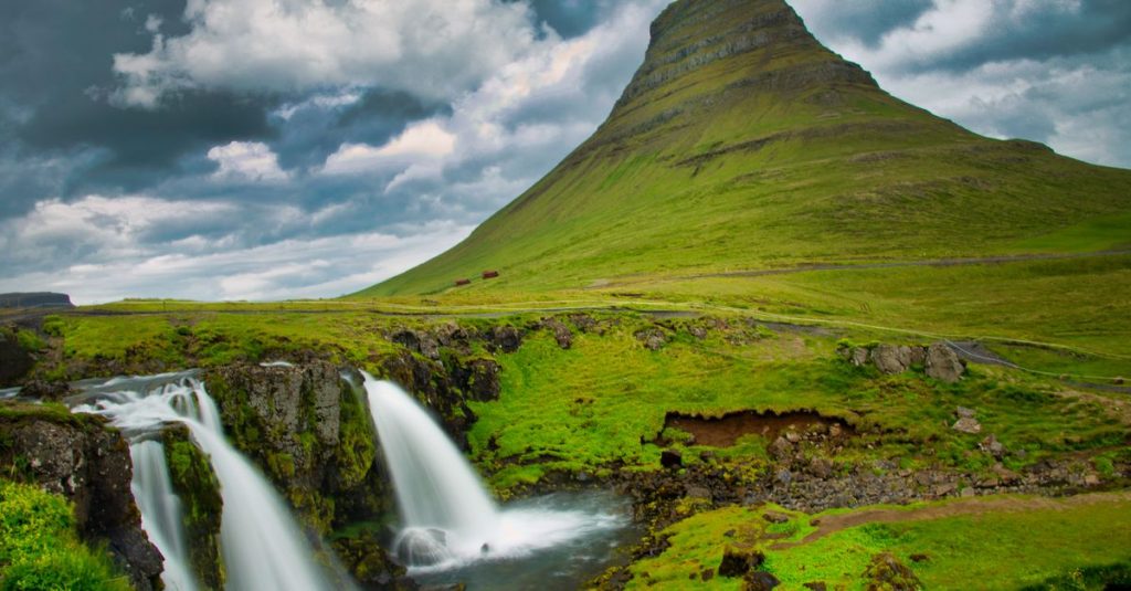 découvrez la mystérieuse cascade sous-marine, un phénomène naturel spectaculaire où l'eau semble dévaler dans les profondeurs de l'océan.