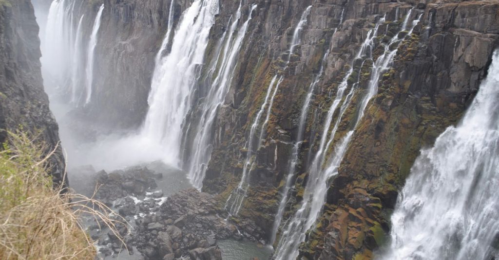 découvrez les chutes victoria, une merveille naturelle spectaculaire située à la frontière entre la zambie et le zimbabwe, célèbre pour ses puissants cascades et ses paysages époustouflants.