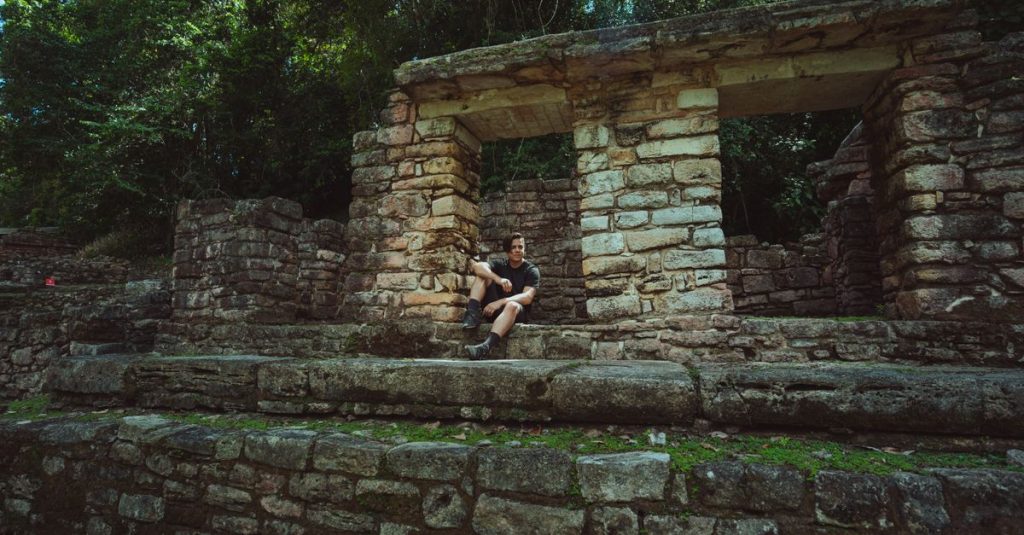 découvrez yaxha, un site archéologique maya fascinant situé au guatemala, riche en histoire et en vestiges impressionnants.