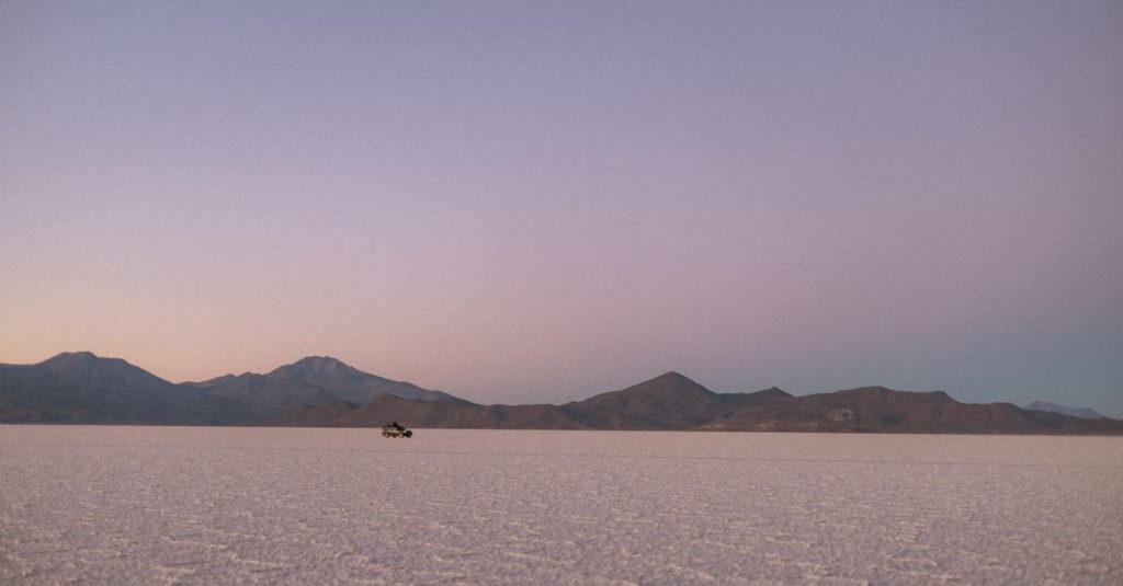 découvrez les indispensables pour un roadtrip en bolivie : équipements, conseils et astuces pour une aventure réussie à travers les paysages uniques de ce pays.