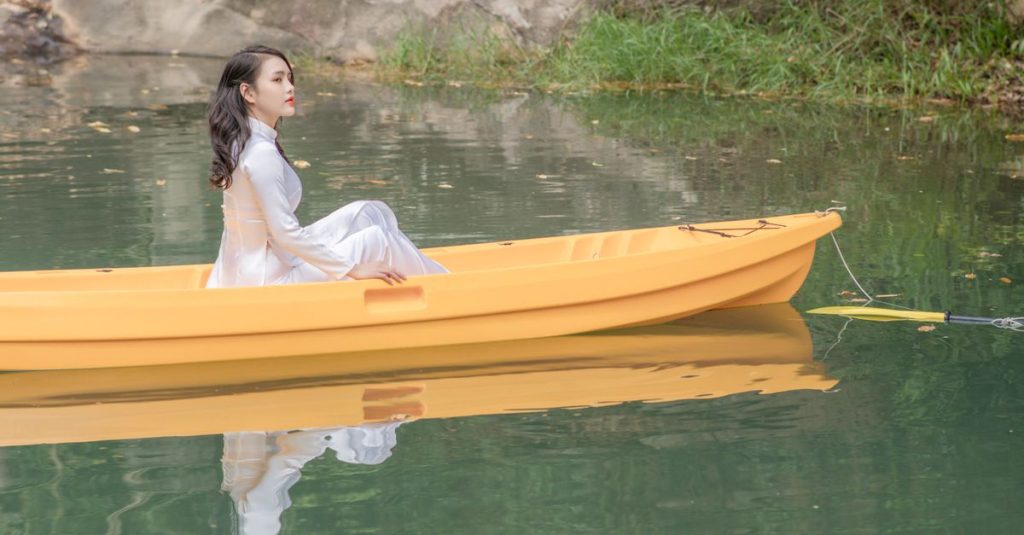 découvrez notre collection de vêtements spécialement conçus pour le canoë, alliant confort, résistance et style pour toutes vos aventures sur l'eau.