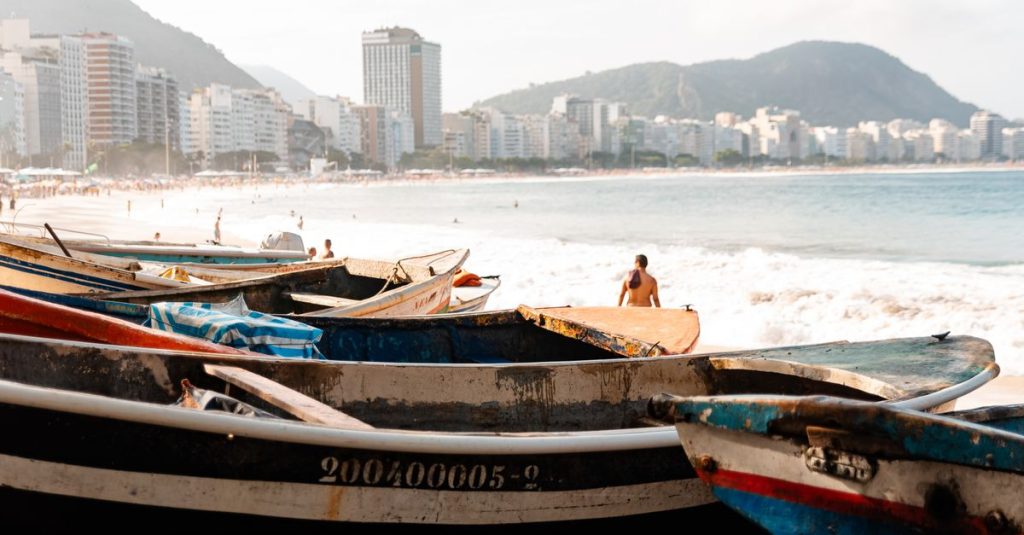 découvrez copacabana, la célèbre plage brésilienne connue pour son sable blanc, son ambiance festive et ses magnifiques couchers de soleil.