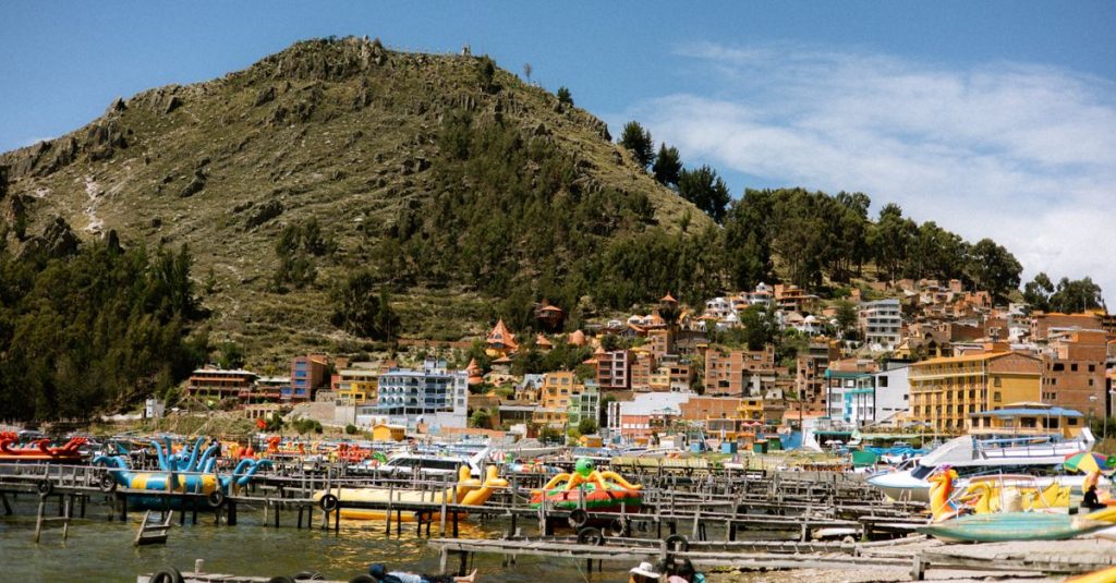 Découvrir copacabana en bolivie : culture, paysages et activités incontournables 3 découvrez copacabana en bolivie, une ville pittoresque au bord du lac titicaca, riche en culture, histoire et paysages naturels époustouflants.
