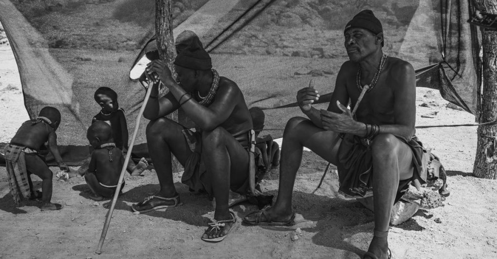 À la découverte des femmes himbas : culture, traditions et mode de vie 3 découvrez la culture unique des femmes himba, leur tradition, leur mode de vie et leur beauté authentique au cœur de la namibie.