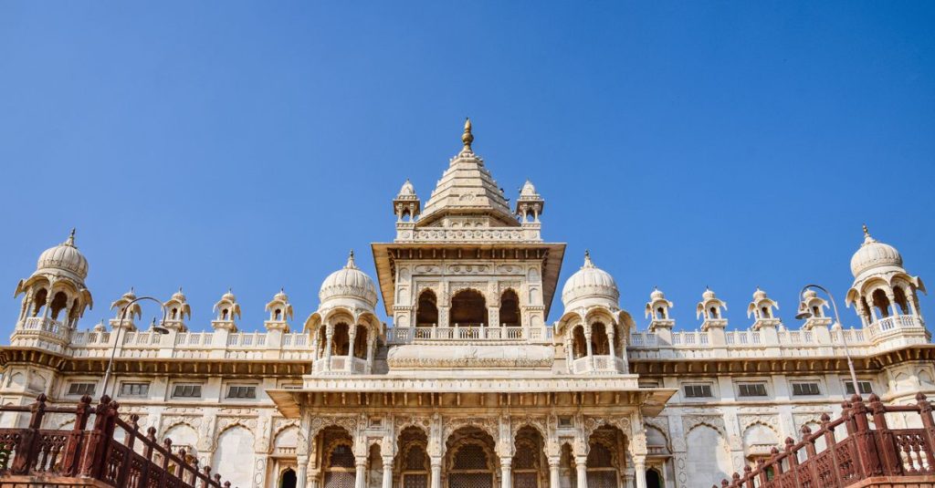 découvrez jodhpur, la ville aux murs bleus du rajasthan, riche en histoire, culture et magnifiques palais majestueux.