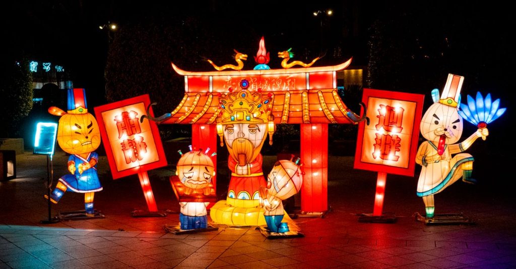 découvrez la magie du festival des lanternes, un événement lumineux et enchanteur célébré avec des milliers de lanternes colorées illuminant la nuit.