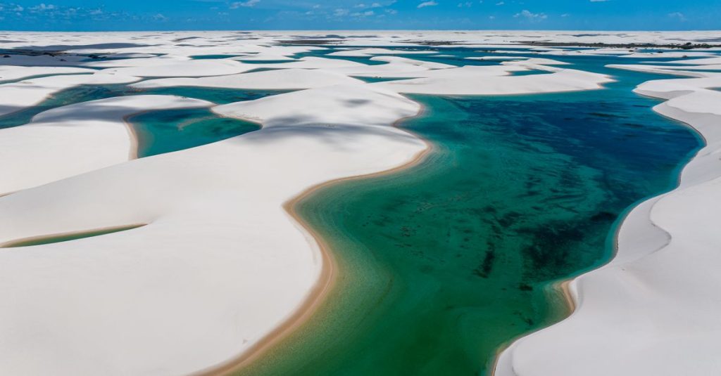 Découvrir le désert blanc des lençóis maranhenses et ses merveilles naturelles 2 découvrez les lençóis maranhenses, un parc naturel unique au brésil célèbre pour ses dunes de sable blanc et ses lagunes d'eau cristalline, offrant un paysage spectaculaire et des aventures inoubliables.