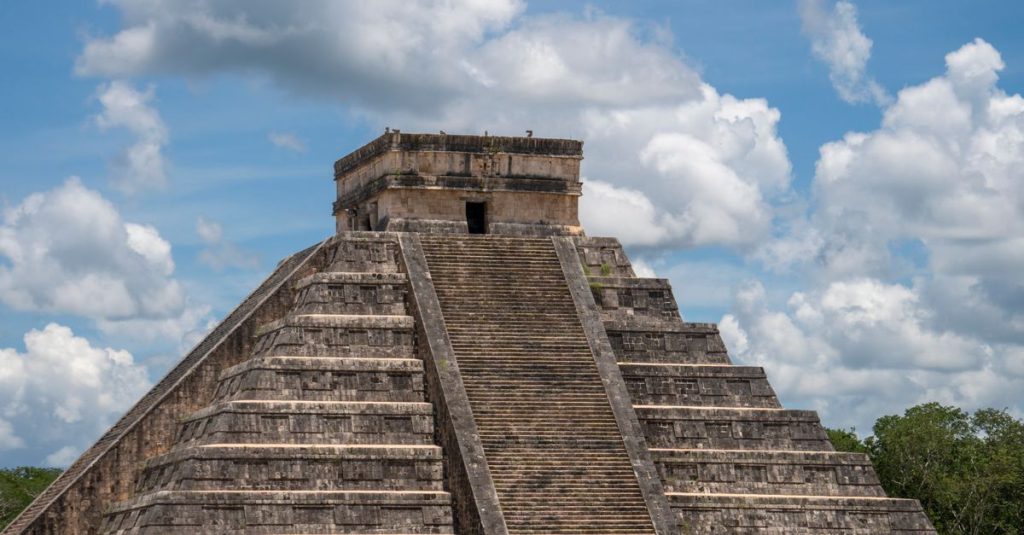 Découvrir les pyramides mayas emblématiques du mexique et leur histoire 10 découvrez les pyramides mayas, chefs-d'œuvre architecturaux d'une civilisation ancienne, riches en histoire et mystères au cœur de la mésoamérique.