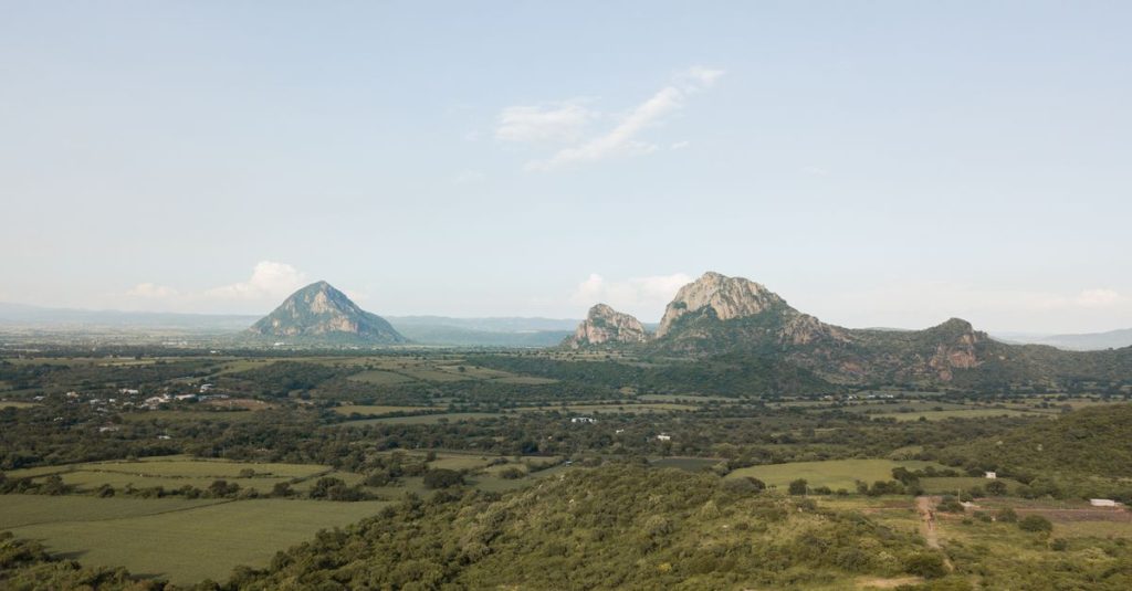 découvrez les mogotes, formations rocheuses impressionnantes typiques des paysages karstiques, idéales pour les amateurs de nature et de randonnée.