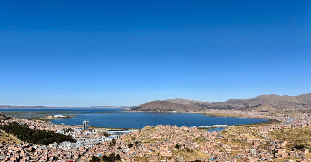 découvrez puno, la charmante ville située au bord du lac titicaca, célèbre pour sa culture andine riche, ses marchés traditionnels et ses magnifiques paysages naturels.