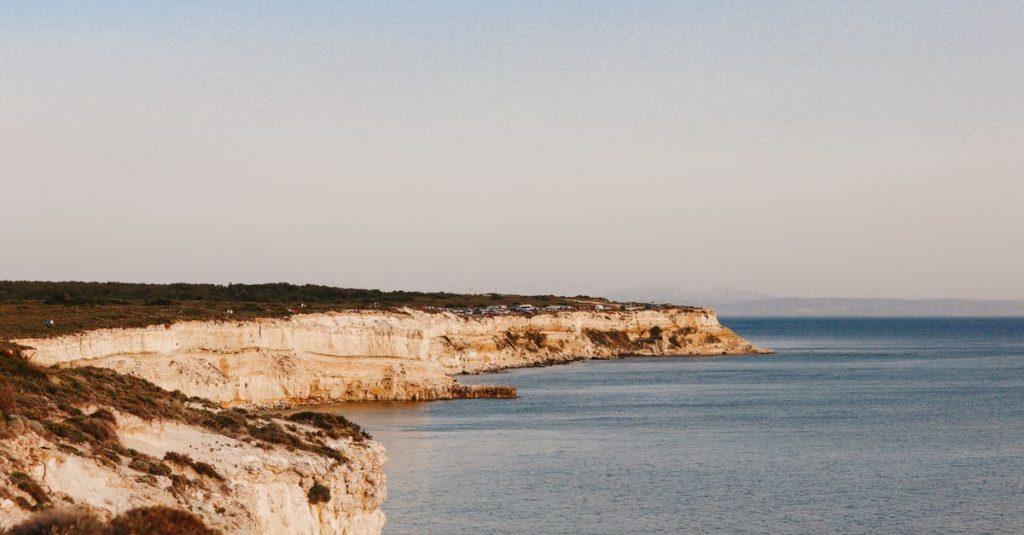 découvrez la scala dei turchi, une falaise spectaculaire en calcaire blanc surplombant la mer méditerranée en sicile, célèbre pour sa beauté naturelle unique et ses panoramas à couper le souffle.