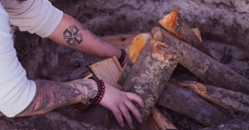 découvrez notre bracelet de survie, l'accessoire indispensable pour vos aventures en plein air. résistant et multifonction, il vous accompagne partout pour garantir sécurité et praticité.