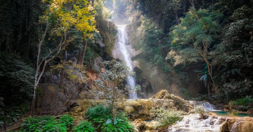 découvrez les cascades tad sae, un site naturel époustouflant au laos avec ses eaux turquoise et ses paysages tropicaux. parfait pour les amoureux de la nature et les aventuriers.