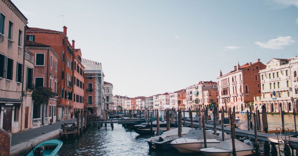 découvrez un week-end inoubliable à venise, entre balades en gondole, visites culturelles et délices culinaires au cœur de la sérénissime.