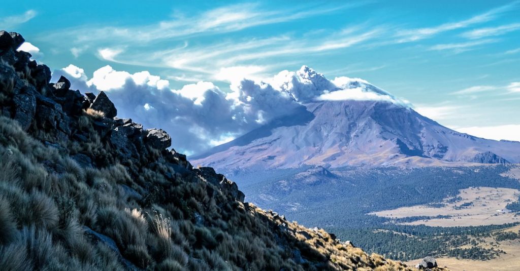 Découvrir le volcan bromo et ses paysages spectaculaires 10 découvrez tout sur les volcans : formation, types, éruptions et impact sur l'environnement. explorez la puissance fascinante de ces phénomènes naturels.