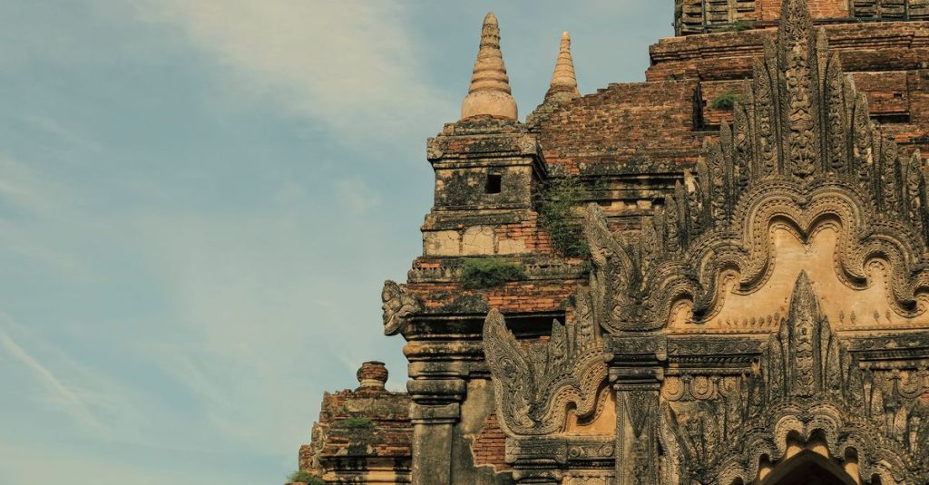 découvrez bagan, une ancienne cité fascinante en birmanie connue pour ses milliers de temples historiques et ses paysages époustouflants au coucher du soleil.