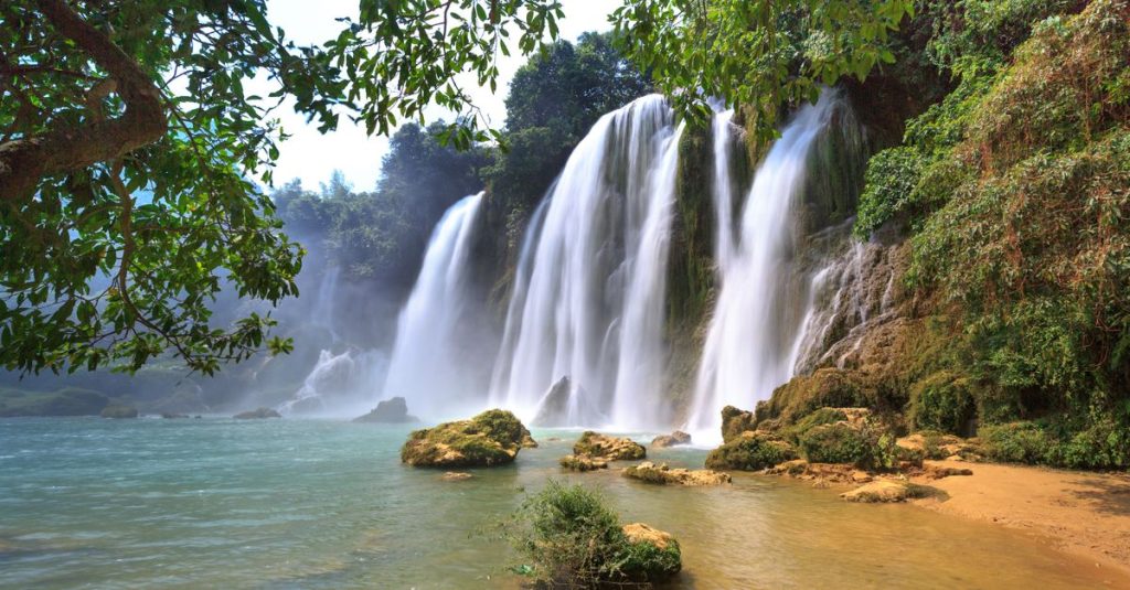 découvrez les chutes d'eau de ban gioc, un site naturel spectaculaire situé à la frontière entre le vietnam et la chine, célèbre pour ses cascades impressionnantes et ses paysages pittoresques.