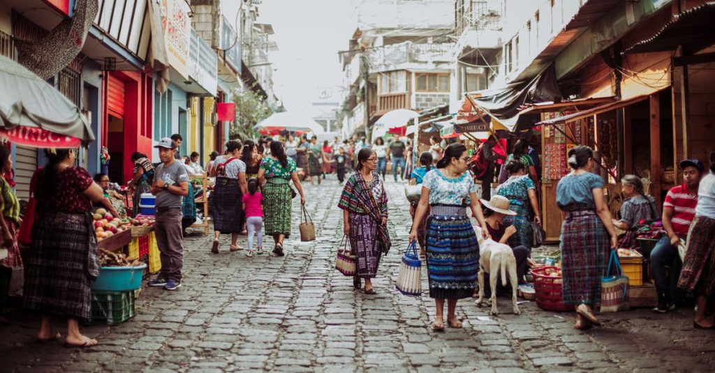 Découvrir chichicastenango au guatemala entre culture et traditions 2 découvrez chichicastenango, célèbre pour son marché coloré, son artisanat traditionnel et son riche patrimoine culturel au guatemala.